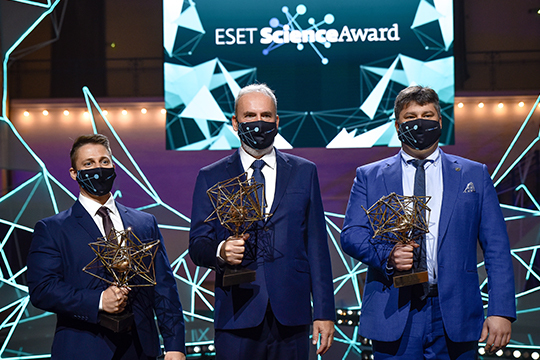 Medzinárodná komisia ESET Science Award na čele s nobelistom Kipom Thornom vybrala tohtoročných laureátov ocenenia. Výnimočným vedcom slovenskej vedy sa stal Fedor Šimkovic